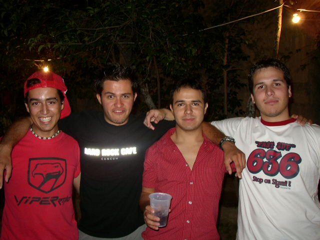 Click image for larger version

Name:	Compa, joe, jaime y Kin.jpg
Views:	618
Size:	68.0 KB
ID:	242943