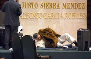 Click image for larger version

Name:	DiputadoDurmiendo1.jpg
Views:	225
Size:	15.6 KB
ID:	243438