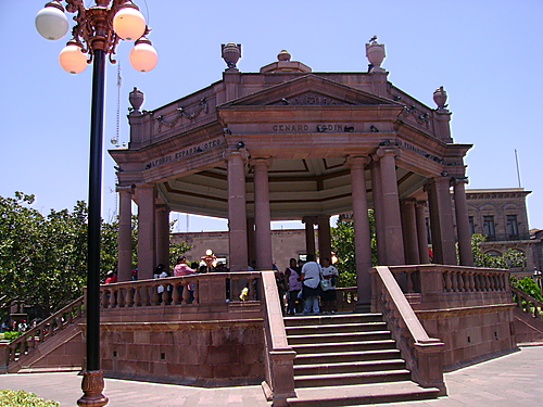 Click image for larger version

Name:	plaza  frrente a catedral.jpg
Views:	741
Size:	217.3 KB
ID:	245482