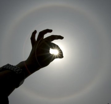 Click image for larger version

Name:	SunHalo.jpg
Views:	243
Size:	9.5 KB
ID:	246567