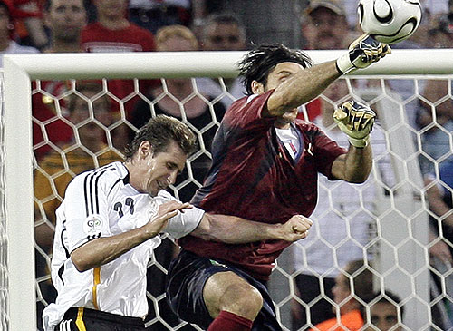 Click image for larger version

Name:	a_GianluigiBuffonKlose_.jpg
Views:	269
Size:	71.8 KB
ID:	249198